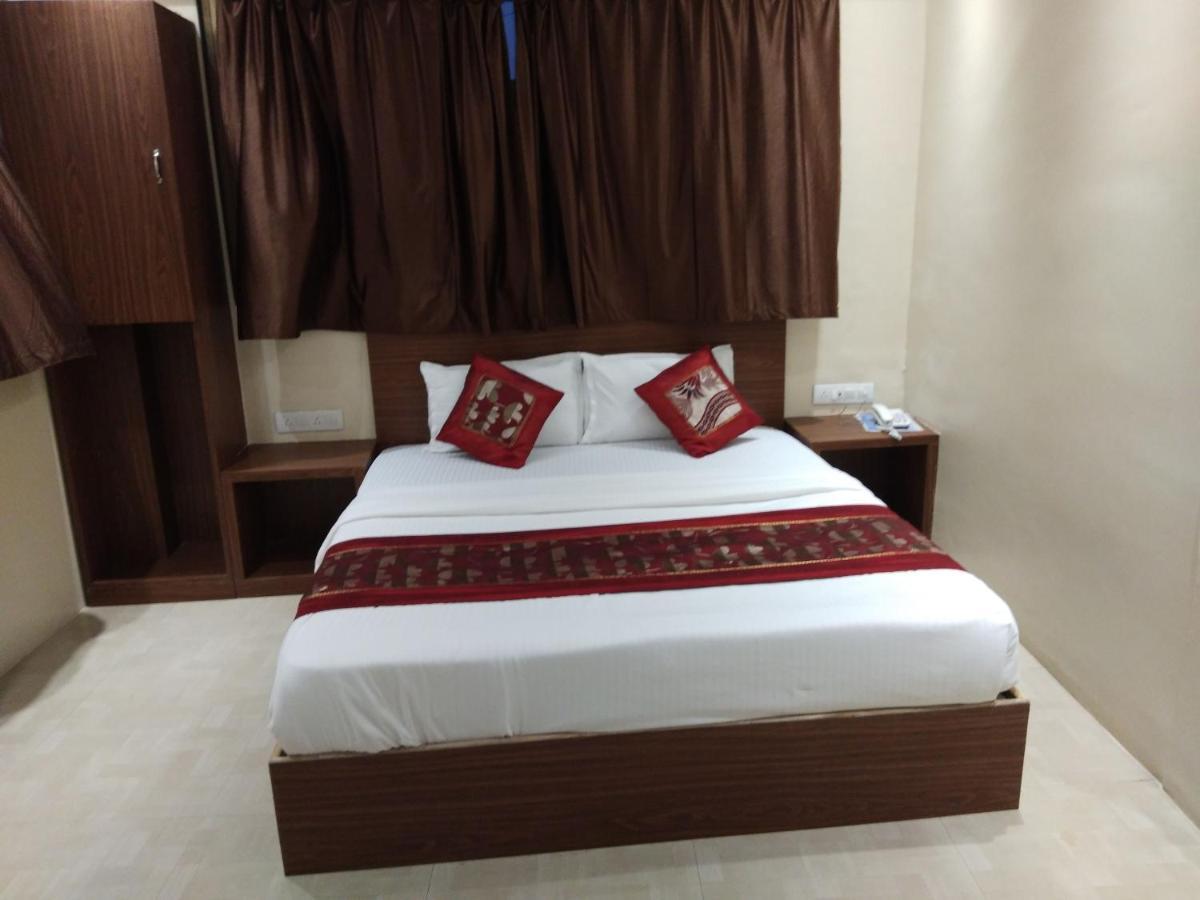 Rk Hotel-Near Grant Road Railway Station มุมไบ ภายนอก รูปภาพ
