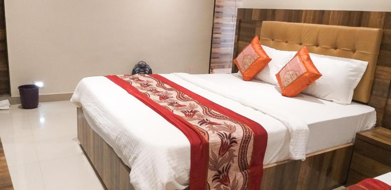 Rk Hotel-Near Grant Road Railway Station มุมไบ ภายนอก รูปภาพ