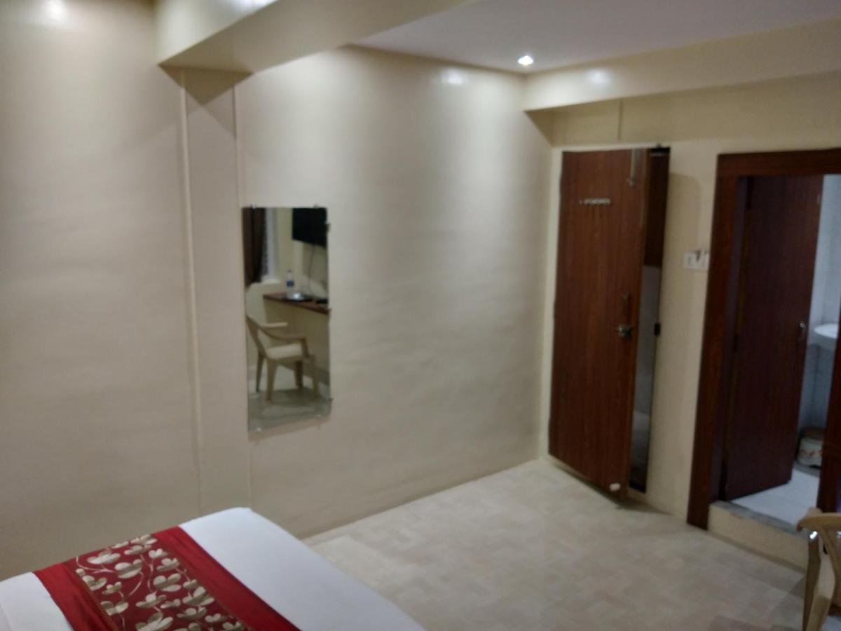 Rk Hotel-Near Grant Road Railway Station มุมไบ ภายนอก รูปภาพ