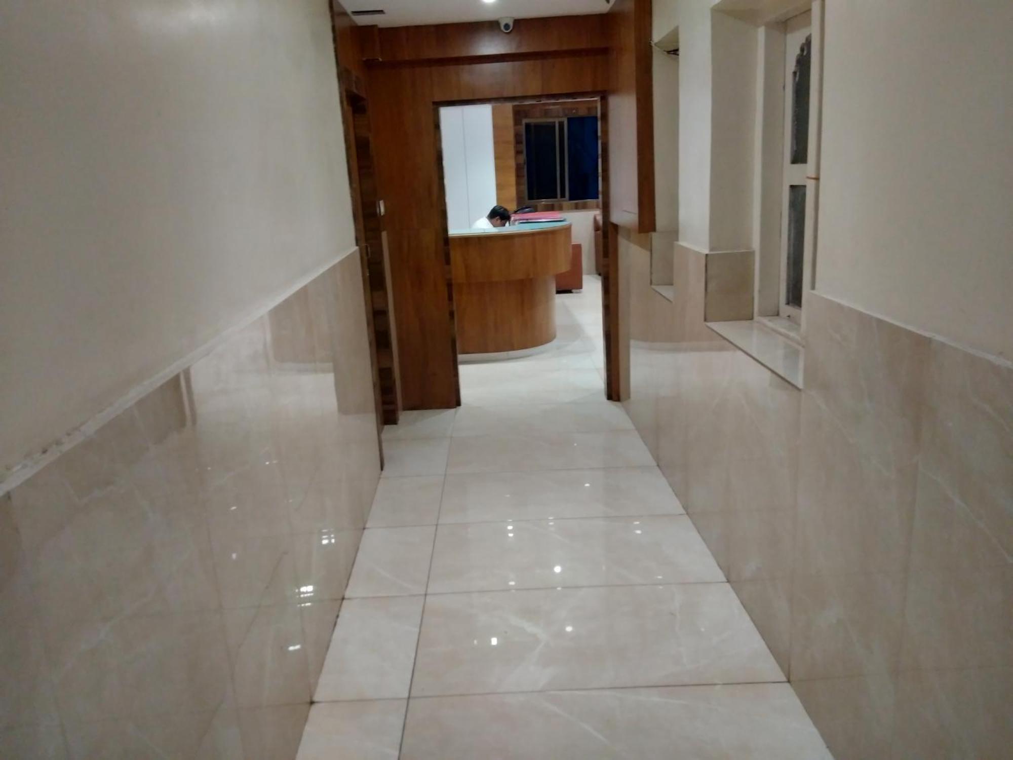 Rk Hotel-Near Grant Road Railway Station มุมไบ ภายนอก รูปภาพ