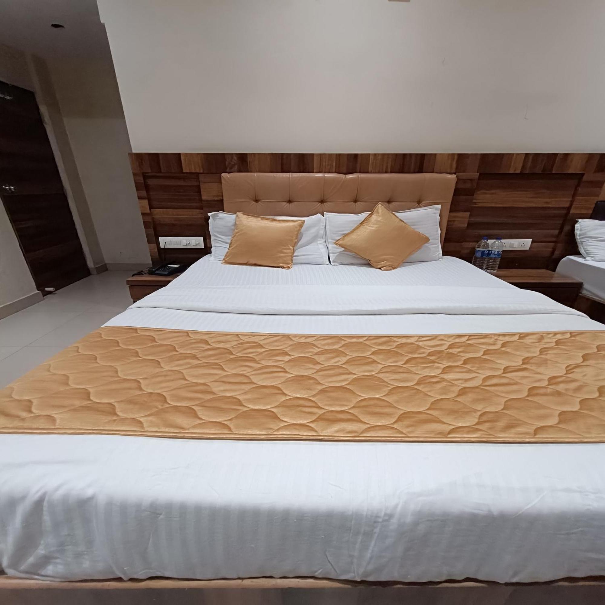 Rk Hotel-Near Grant Road Railway Station มุมไบ ภายนอก รูปภาพ