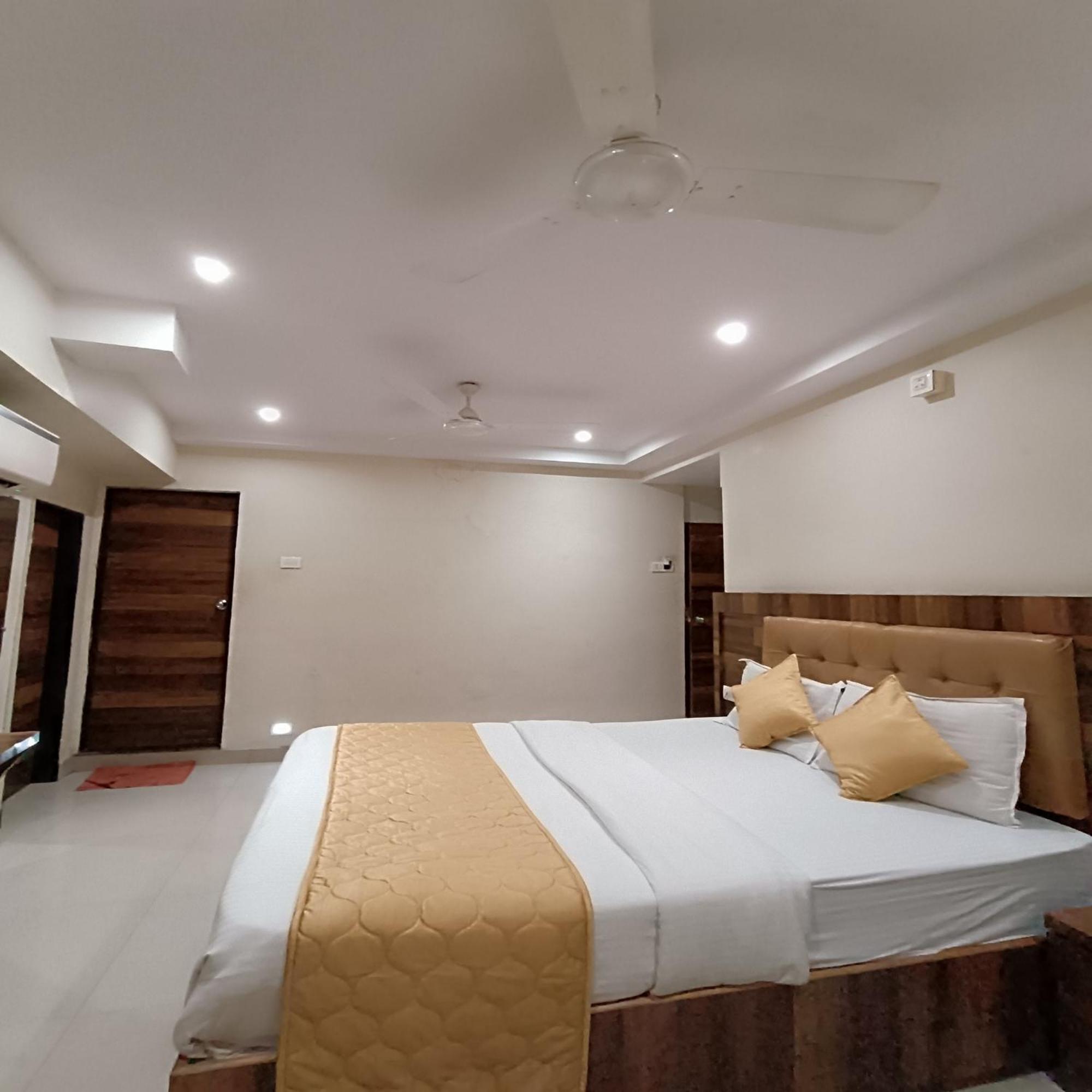 Rk Hotel-Near Grant Road Railway Station มุมไบ ภายนอก รูปภาพ